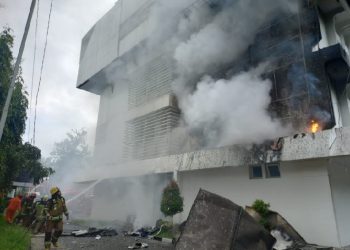 KOBARAN API-Tampak kobaran api melahap sebagian gedung yang terletak di sisi kanan Jalan RA Kartini, Rabu (26/02/2028) siang. Foto/medandaily.com/asril tanjung