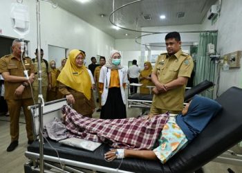 Gubernur Sumut Bobby Afif Nasution didampingi Kepala Dinas Kesehatan Pemprov Sumut Faisal Hasrimy disambut Dirut RS Haji Medan Sri Suriani Purnamawati beserta jajaran saat melakukan sidak di Rumah Sakit Haji Medan Jalan Rumah Sakit Haji, Deliserdang, Selasa (8/4/2025). Gubernur juga melakukan dialog kepada para pasien di RS Haji Medan. Foto/Diskominfo Sumut