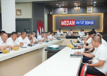 Wali Kota Medan, Rico Waas saat memimpin Rapat PAD Kota Medan di Kantor Badan Pendapatan Daerah (Bapenda) Kota Medan, Rabu (9/4/2025).