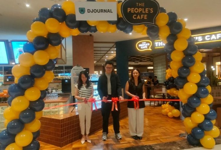 Nuranti Dwiyana Putri - Marketing Manager The People's Cafe, James Hezekiah - Marketing Manager Djournal, Yoyana, mewakili Sun Plaza meresmikan The People’s Cafe dan Djournal Coffee, gerai pertamanya di Sun Plaza, Kamis (10/4/2025).