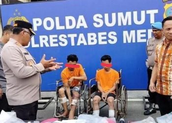 Kapolrestabes Medan Kombes Pol Gidion Arif Setyawan mengintrogasi kedua pelaku.