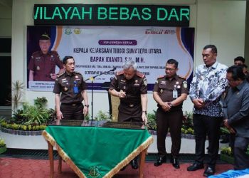 Kepala Kejaksaan Tinggi Sumatera Utara Idianto,SH,MH melakukan penandatanganan prasasti perubahan nama Kejaksaan Negeri Toba Samosir menjadi Kejaksaan Negeri Toba dan Cabang Kejaksaan Negeri Toba Samosir di Porsea menjadi Cabang Kejari Toba, Jumat (11/4/2025) di kantor Kejari Toba.