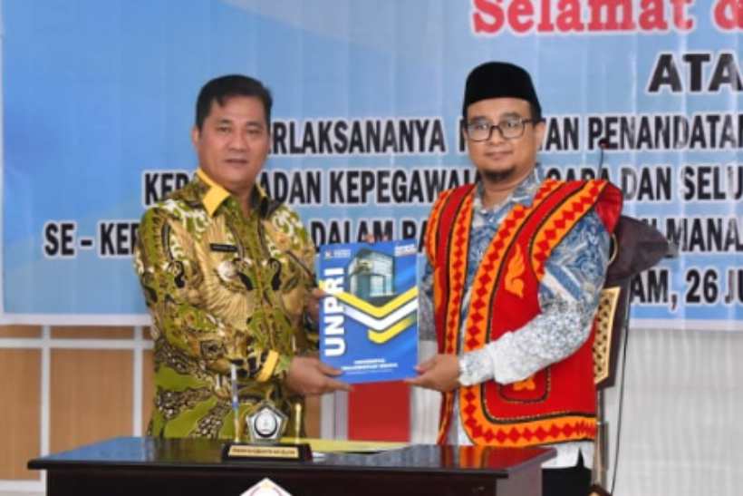 Bupati  Bupati Nias Barat Eliyunus Waruwu S.Pt., M.Si (kiri) bersama Wakil Rektir III UNPRI Refi Ritkhamri, S.Si., MSs.