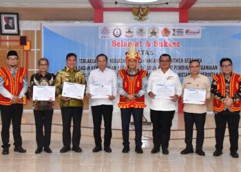 Foto bersama Kepala BKN RI, Prof. Dr. Zudan Arif Fakhrulloh, S.H., M.H., (tengah) dengn Kepala Daerah se-Kepulauan Nias , Kepala BKN Regional VI Dr. Janri Simanungkalit serta Wakil Rektor III UNPRI Refi Ritkhamri M.Sc., P.Hd. di Aula Kantor Bupati Nias Selatan, Kamis (26/6/2025).