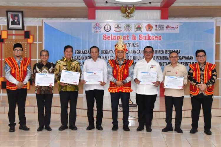 Foto bersama Kepala BKN RI, Prof. Dr. Zudan Arif Fakhrulloh, S.H., M.H., (tengah) dengn Kepala Daerah se-Kepulauan Nias , Kepala BKN Regional VI Dr. Janri Simanungkalit serta Wakil Rektor III UNPRI Refi Ritkhamri M.Sc., P.Hd. di Aula Kantor Bupati Nias Selatan, Kamis (26/6/2025).