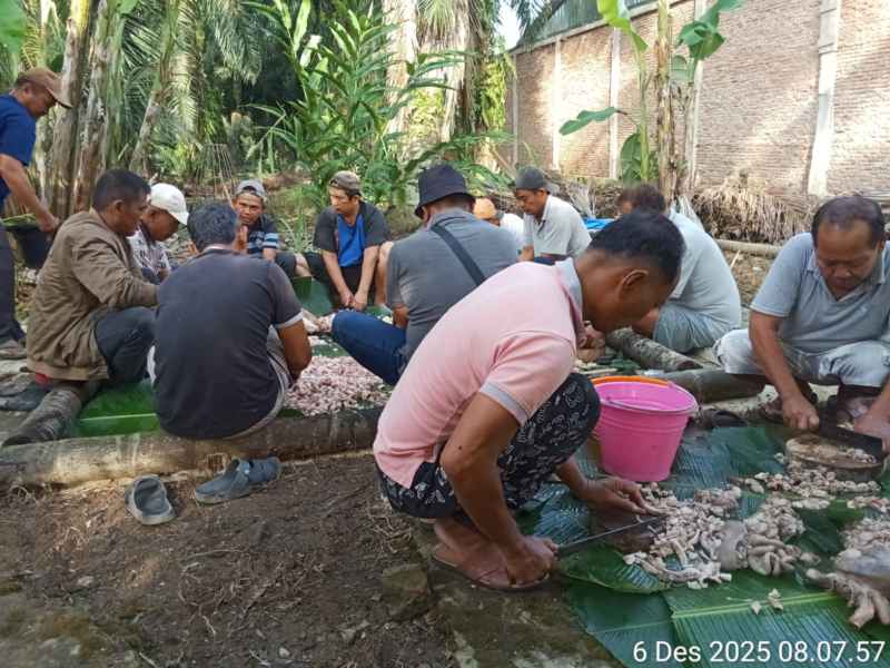 Anggota STM Satahii Saoloan kerja sama untuk Masak bersama.