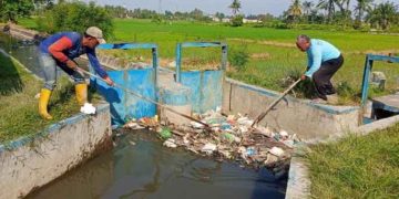 Pintu Air Kanal Selalu Rutin Dikontrol dari Sampah yang Dibawa Arus Air