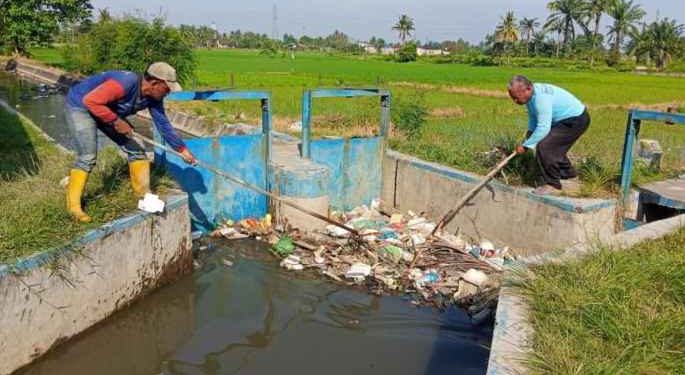 Pintu Air Kanal Selalu Rutin Dikontrol dari Sampah yang Dibawa Arus Air